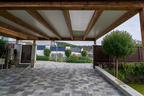 Ragasztott fa kocsibeallo polikarbonat es szendvicspanel fedessel 5 0