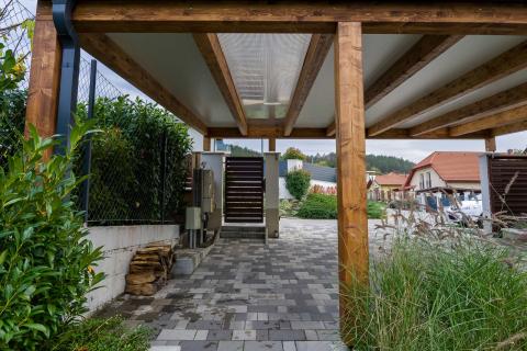 Ragasztott fa kocsibeallo polikarbonat es szendvicspanel fedessel 6 0