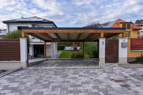 Ragasztott fa kocsibeallo polikarbonat es szendvicspanel fedessel 7 0