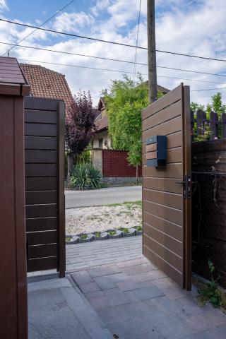 ragasztott fa kocsibeálló polikarbonát fedés Hörmann kapu_6