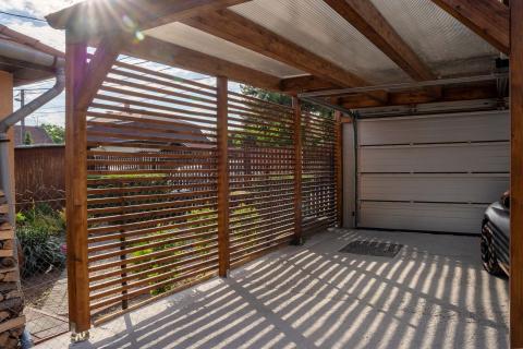 ragasztott fa kocsibeálló polikarbonát fedés Hörmann kapu_7