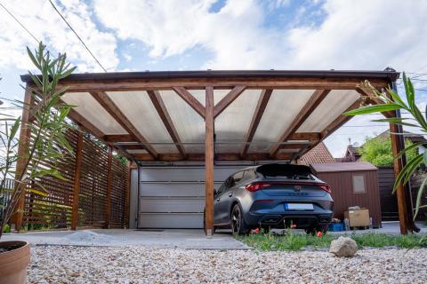 Ragasztott fa kocsibeallo polikarbonat fedes hormann kapu 18