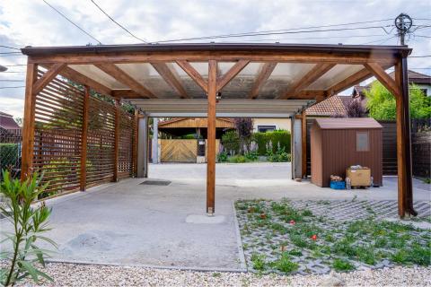 ragasztott fa kocsibeálló polikarbonát fedés Hörmann kapu