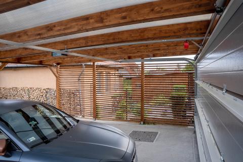 ragasztott fa kocsibeálló polikarbonát fedés Hörmann kapu_9