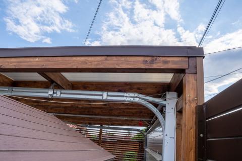 ragasztott fa kocsibeálló polikarbonát fedés Hörmann kapu_10