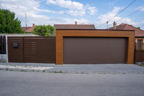 Ragasztott fa kocsibeallo polikarbonat fedes hormann kapu 22