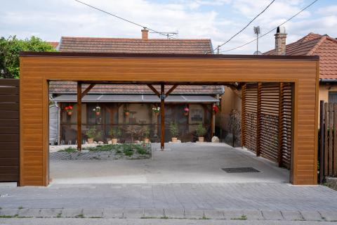 ragasztott fa kocsibeálló polikarbonát fedés Hörmann kapu_1