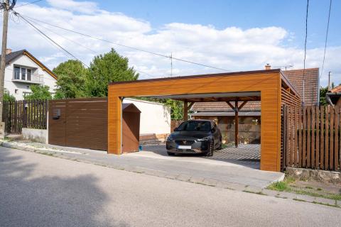 ragasztott fa kocsibeálló polikarbonát fedés Hörmann kapu_3