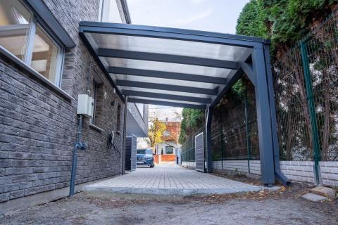 Ragasztott fa kocsibeallo polikarbonat fedessel4