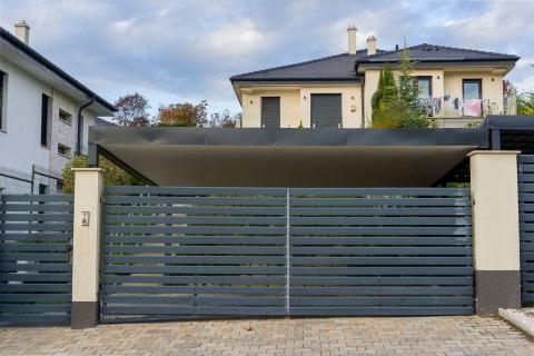 Ragasztott fa kocsibeallo retegelt fa es trapezlemez fedessel 1