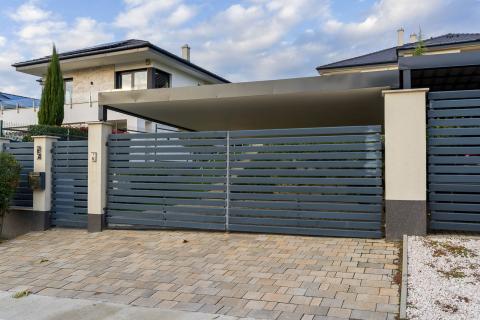 Ragasztott fa kocsibeallo retegelt fa es trapezlemez fedessel 2