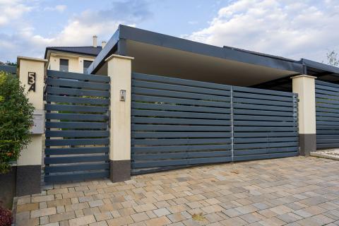 Ragasztott fa kocsibeallo retegelt fa es trapezlemez fedessel 3