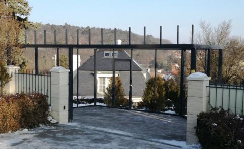 Üveggarázs acél szerkezet