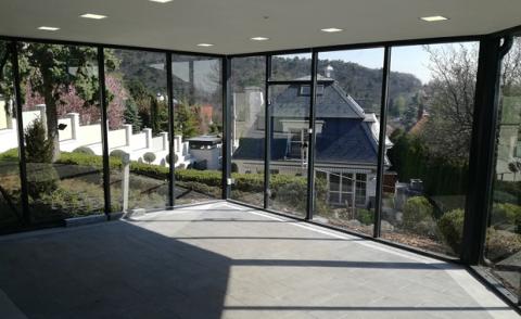 Üveggarázs belső tér