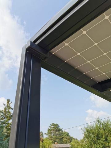 Napelem fedésű autóbeálló vasszerkezettel