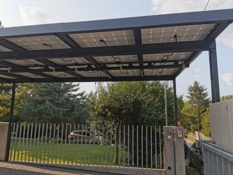 Napelem fedésű autóbeálló vasszerkezettel