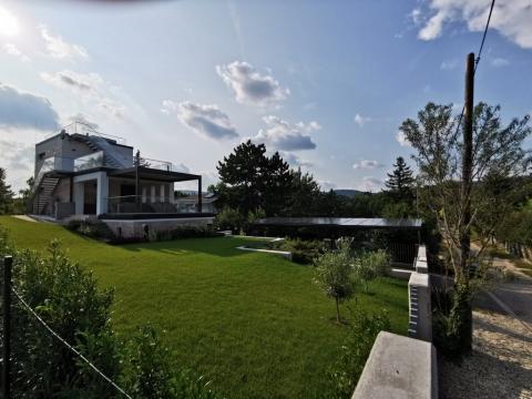 Napelem fedésű autóbeálló vasszerkezettel