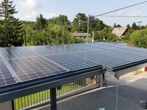 Napelem fedésű autóbeálló vasszerkezettel