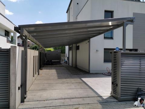 Egyedi autóbeálló vas szerkezettel és polikarbonát tetővel