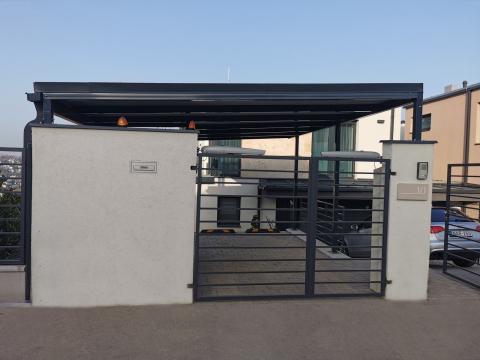 Vas szerkezetű, szendvicspanel fedésű kocsibeálló 01