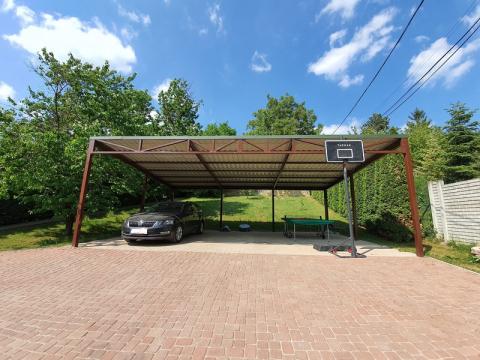 Vas szerkezetű, tripla kocsibeálló, cserepes lemez fedessel 01