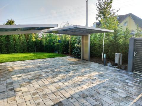 Elegáns vonalvezetésű, alumínium szerkezetű XIMAX NEO dupla autóbeálló. Fedése füst színű tömör polikarbonát