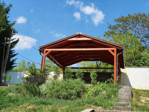 Ragasztott fa szekezetű, lambériázott, zsindely fedésű kocsibeálló 01