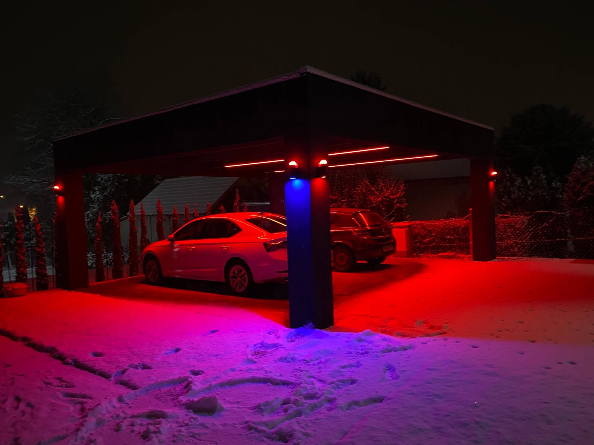 szines_LED_csikokkal_felszerelt_egyedi_kocsibeallo_Deluxe_Building