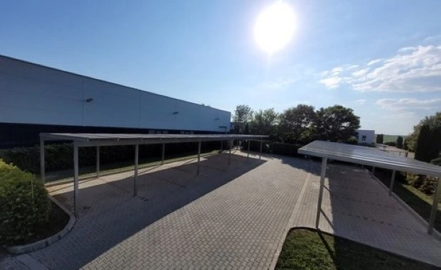 Vállalati parkoló fedések Napelemes autóbeálló