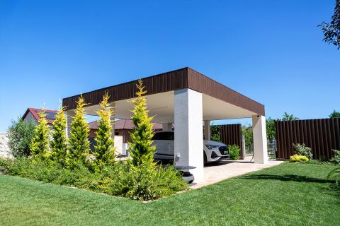 Deluxe dupla kocsibeálló fa szerkezettel és trapézlemez tetővel