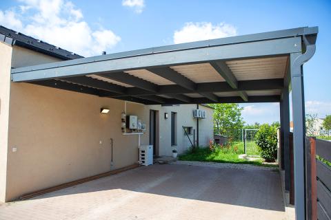 Nagy alapterületű fa kocsibeálló trapézlemez fedéssel