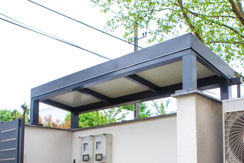 Modern Deluxe Building kocsibeálló, letisztult antracit színű alumínium szerkezettel és szendvicspanel fedéssel