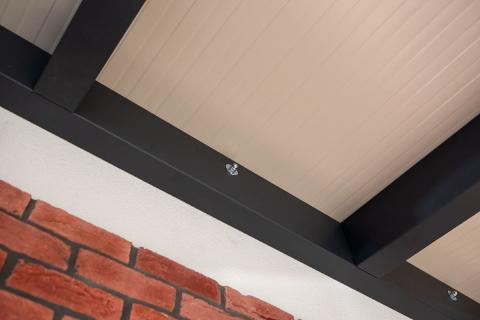 Szendvicspanel fedésű kocsibeálló, antracit színű rétegragasztott fa szerkezettel