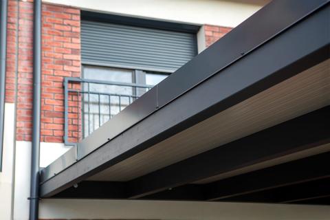 Szendvicspanel fedésű kocsibeálló, antracit színű rétegragasztott fa szerkezettel