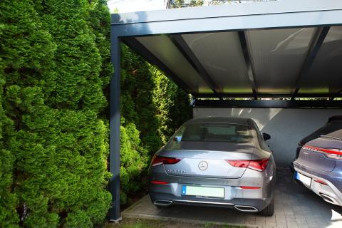 Tripla kocsibeálló antracit színű alumínium vázzal, szendvicspanel- és üvegfedéssel.