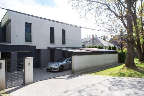 Tripla kocsibeálló antracit színű alumínium vázzal, szendvicspanel- és üvegfedéssel.