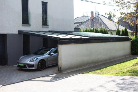 Tripla kocsibeálló antracit színű alumínium vázzal, szendvicspanel- és üvegfedéssel