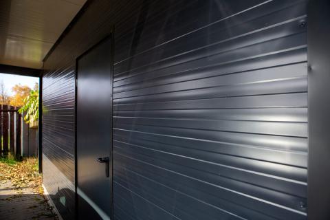 Deluxe egyedi alumínium szerkezetű kocsibeálló antracit színben, szendvicspanel fedéssel és tárolóval