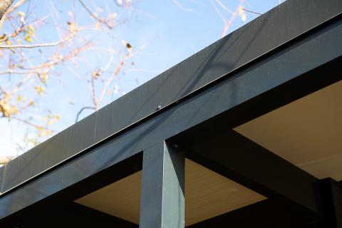 Deluxe egyedi alumínium szerkezetű kocsibeálló antracit színben, szendvicspanel fedéssel és tárolóval