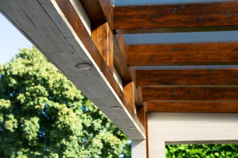 Egyedi igények alapján készült terméskővel borított dupla kocsibeálló