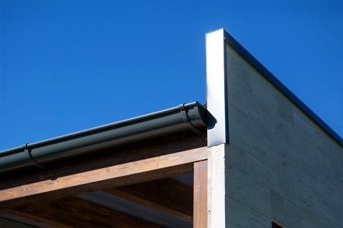 Egyedi igények alapján készült terméskővel borított dupla kocsibeálló