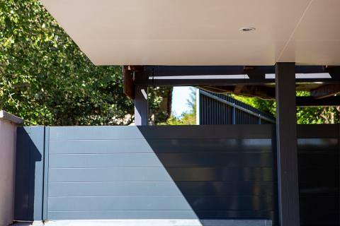 Fa szerkezetes kocsibeálló rétegelt falapos burkolattal