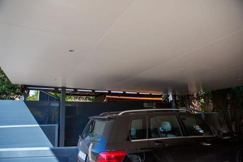 Fa szerkezetes kocsibeálló rétegelt falapos burkolattal