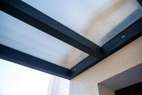 Deluxe egyedi kocsibeálló üregkamrás polikarbonát tetővel