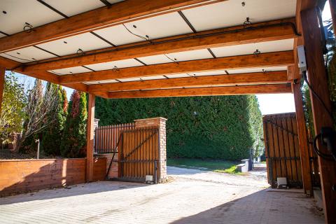 Napelemmel fedett, dupla kocsibeálló, fa szerkezettel 07