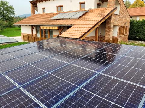 Napelemmel fedett, dupla kocsibeálló, fa szerkezettel 03